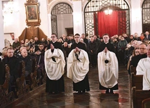 	Klerycy trzeciego roku, którzy przyjęli sutannę.