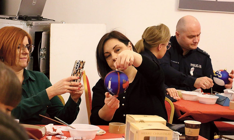 Dochód z licytacji świątecznych ozdób zostanie przeznaczony na leczenie i rehabilitację chorego chłopca.