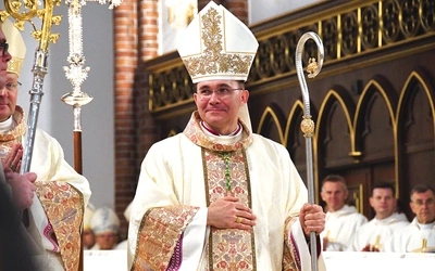 	Bp Tomasz przyjął zawołanie „Umiłował nas” (łac. Dilexit nos).