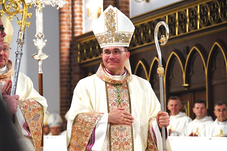 	Bp Tomasz przyjął zawołanie „Umiłował nas” (łac. Dilexit nos).