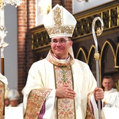 	Bp Tomasz przyjął zawołanie „Umiłował nas” (łac. Dilexit nos).