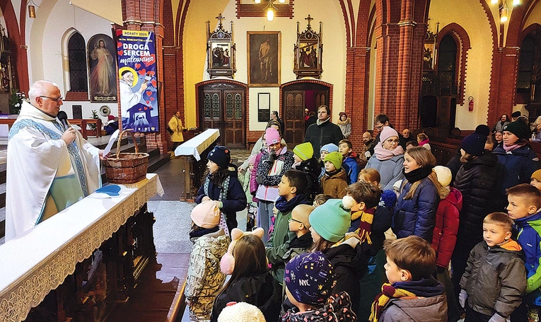 	U franciszkanów codziennie na Mszy o 6.00 rano modli się dużo dzieci wraz z rodzicami.