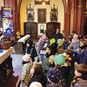 	U franciszkanów codziennie na Mszy o 6.00 rano modli się dużo dzieci wraz z rodzicami.