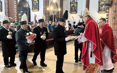 Procesja z darami w wałbrzyskiej kolegiacie.