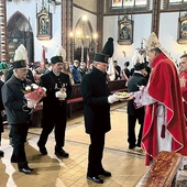 Procesja z darami w wałbrzyskiej kolegiacie.
