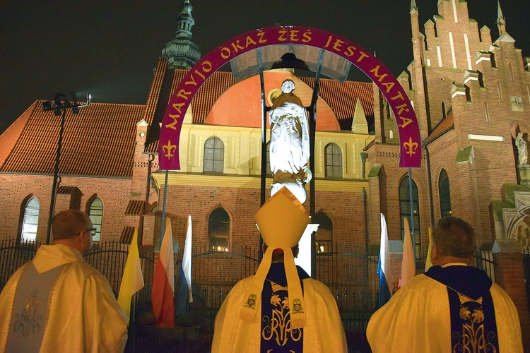 Ceremonia przed klasztorem ojców bernardynów.