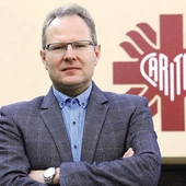 	Od 18 lat pracuje w Hospicjum Domowym Caritas Archidiecezji Wrocławskiej.