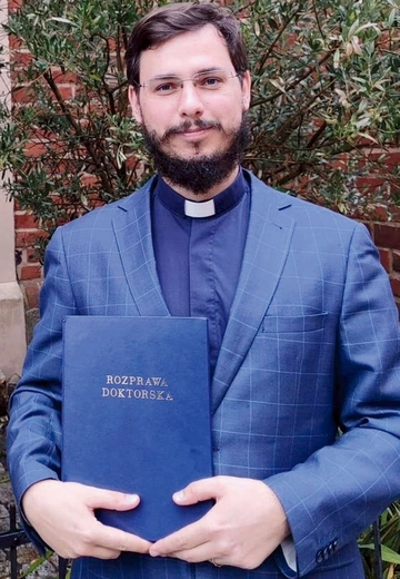 	Ks. Krzysztof Batóg pochodzi z Nowogrodu Bobrzańskiego.