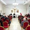 	Dyskusję prowadzoną przez ks. Michała Gławdela i ks. Barnabę Dębickiego poprzedziły nabożeństwo do Miłosierdzia Bożego i Eucharystia w katedrze.
