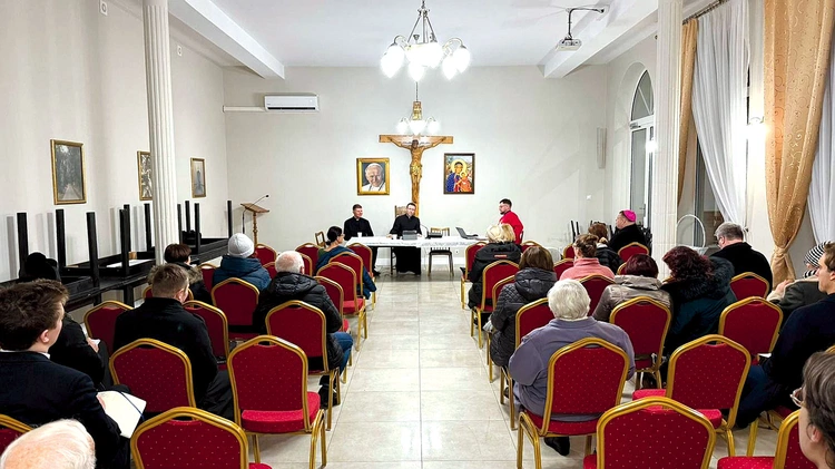 	Dyskusję prowadzoną przez ks. Michała Gławdela i ks. Barnabę Dębickiego poprzedziły nabożeństwo do Miłosierdzia Bożego i Eucharystia w katedrze.