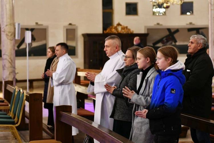 W drodze do diakonatu stałego przyjęli posługę lektoratu
