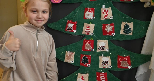 Ciche. Różne okienka adwentowe górali