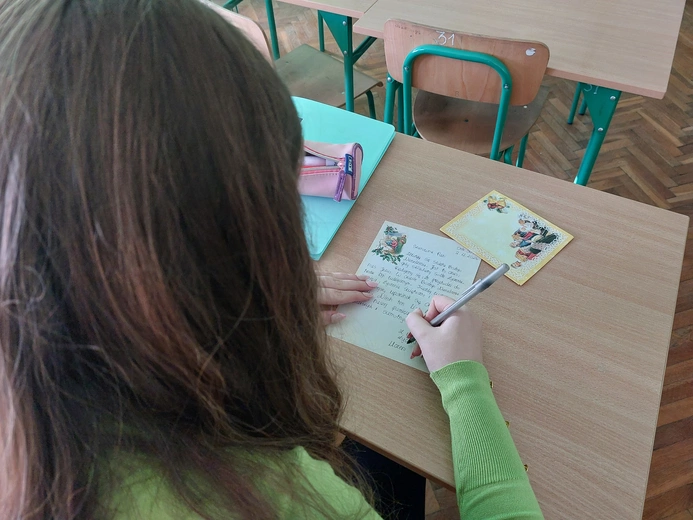 Młodzież licealna dzieli się dobrocią