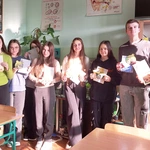 Młodzież licealna dzieli się dobrocią