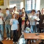 Młodzież licealna dzieli się dobrocią