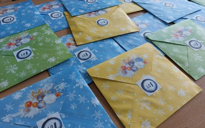 Młodzież licealna dzieli się dobrocią