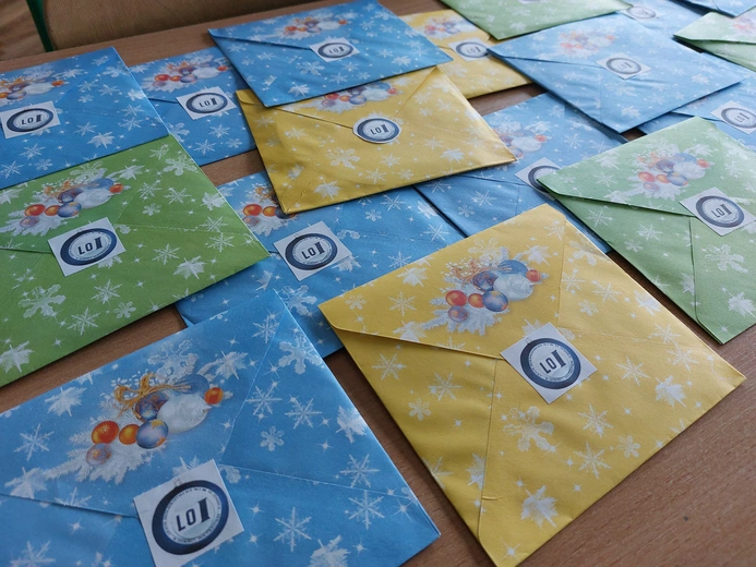 Młodzież licealna dzieli się dobrocią