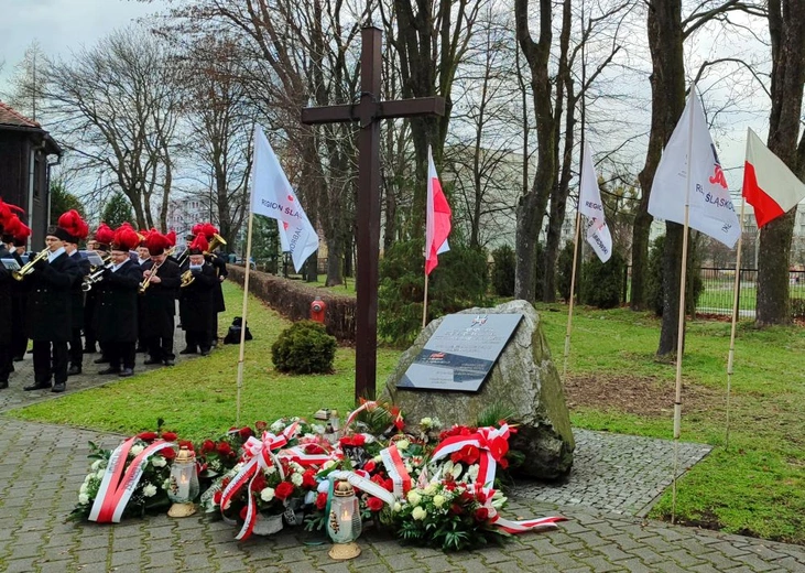 Uroczystość przy krzyżu internowanych