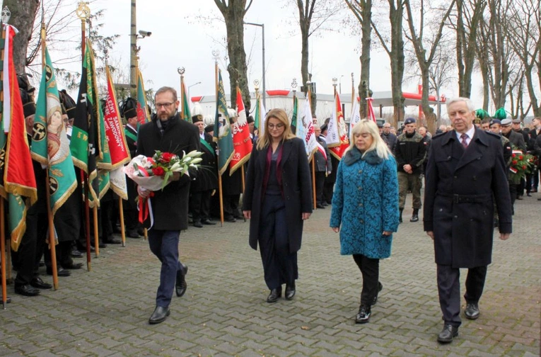 Uroczystość przy krzyżu internowanych
