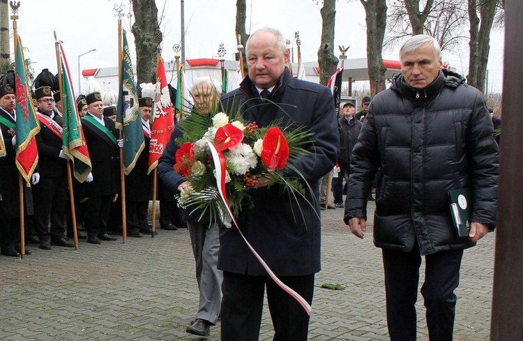 Uroczystość przy krzyżu internowanych