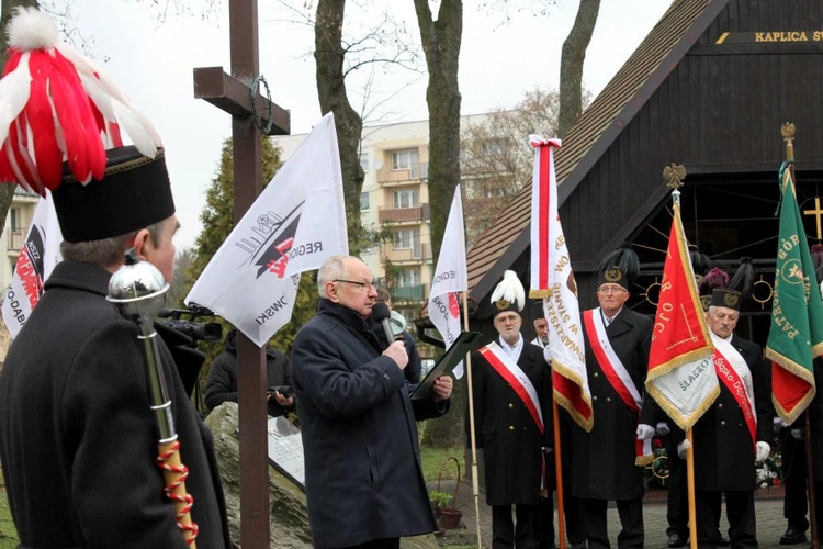 Uroczystość przy krzyżu internowanych
