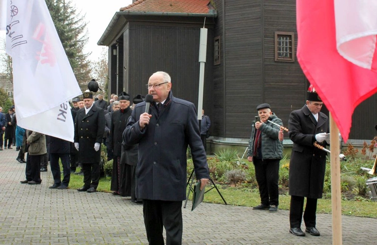 Uroczystość przy krzyżu internowanych