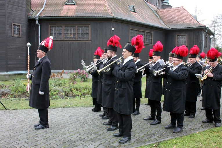 Uroczystość przy krzyżu internowanych