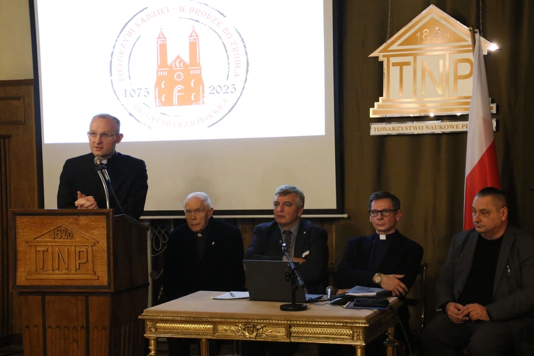Debatę prowadził ks. dr Wojciech Kućko, a organizatorami spotkania były: Sekcja Dialogu TNP, Wydział ds. Rodzin Kurii Diecezjalnej Płockiej i Zespół ds. Naukowych Komitetu Organizacyjnego Jubileuszu 950-lecia Diecezji Płockiej.