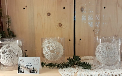 Kolekcja koronkowych bombek Ewy Grosek.
