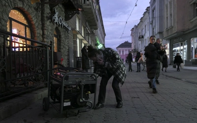 A na ulicach ukraińskich miast coraz ciemniej
