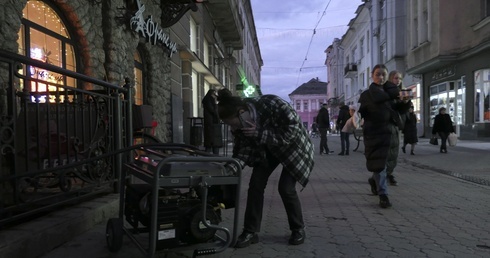 A na ulicach ukraińskich miast coraz ciemniej