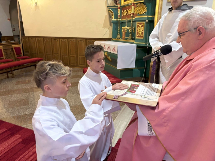 Ministranci i lektorzy w Trzcianie