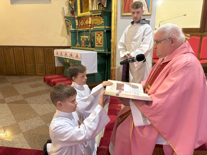 Ministranci i lektorzy w Trzcianie