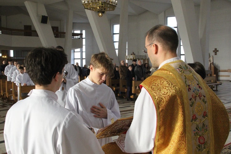 Dębica. Błogosławieństwo nowych lektorów dekanatu Dębica-Wschód