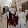 Trzebnica. Z piernikiem przy okrągłym stole, z aniołami w krużgankach