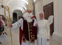 Trzebnica. Z piernikiem przy okrągłym stole, z aniołami w krużgankach