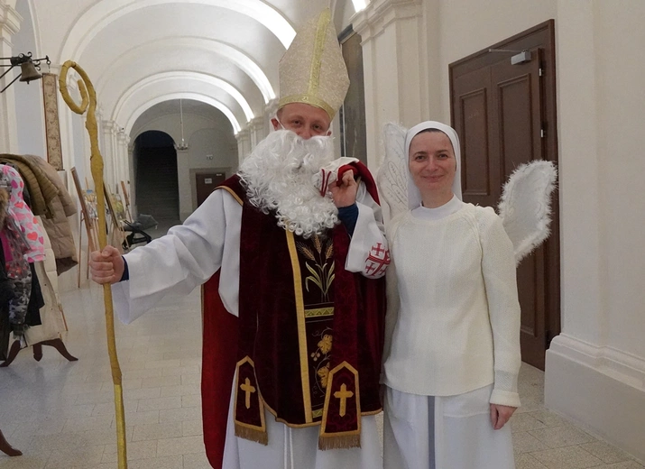 Trzebnica. Z piernikiem przy okrągłym stole, z aniołami w krużgankach
