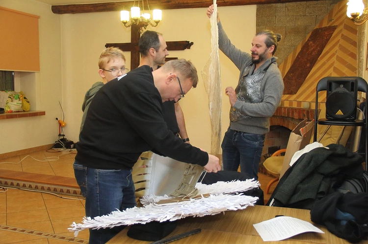 Próba jasełek w domu parafialnym