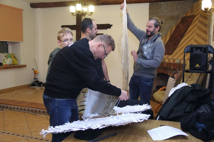 Próba jasełek w domu parafialnym