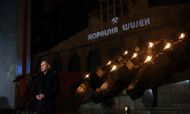 Katowice. Prezydent Andrzej Duda podczas upamiętnienia 43. rocznicy pacyfikacji kopalni Wujek