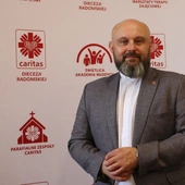 - Każda osoba, która się do nas zgłosi i będzie spełniała kryteria, może otrzymać paczkę - mówi ks. Damian Drabikowski.