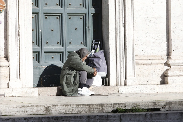 Jak mądrze pomagać? Dyskusja u krakowskich dominikanów