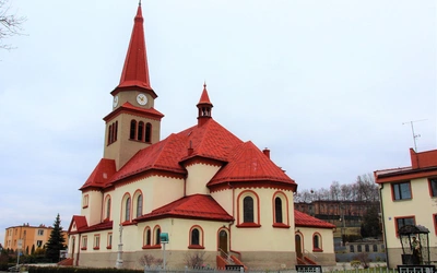 Hajmat Gustlika (Franciszka Pieczki), czyli z wizytą w kościele św. Józefa  w Godowie z pamiątkowym zdjęciem przed pomnikiem w tle