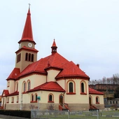 Hajmat Gustlika (Franciszka Pieczki), czyli z wizytą w kościele św. Józefa  w Godowie z pamiątkowym zdjęciem przed pomnikiem w tle