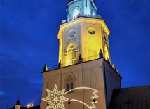 Świąteczna iluminacja na Wieży Trynitarskiej