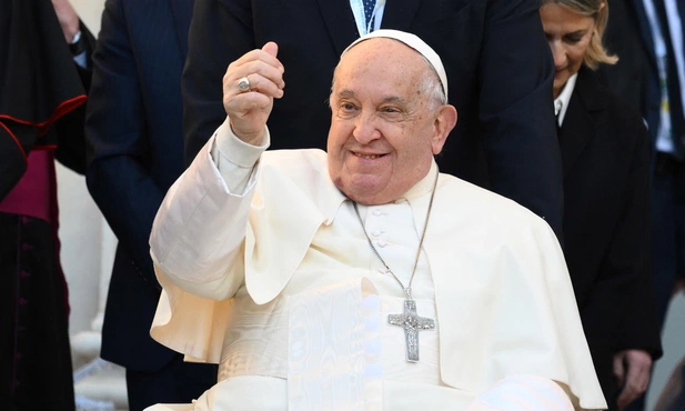 Papież w "New York Timesie": My, księża doceniamy humor i mamy nawet niezłe zapasy żartów