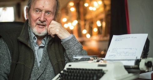 Ernest Bryll w wierszach o Bożym Narodzeniu: wieczność jak dziecko, Bóg stał się naszym bratem