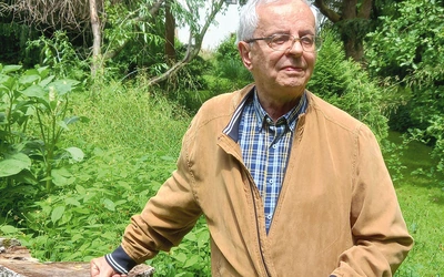 Andrzej Babuchowski w ogrodzie czeskiego poety Bohuslava Reynka, jednego z bohaterów książki.