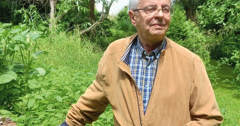 Andrzej Babuchowski w ogrodzie czeskiego poety Bohuslava Reynka, jednego z bohaterów książki.