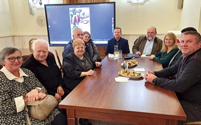 	Wojciech Kominiak (w środku po lewej) z reprezentacją miłośników Hałcnowa.